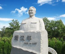 瞻仰潘汉年雕像：追寻英雄足迹