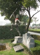 神笔永铸：一座纪念碑里的东方童话密码